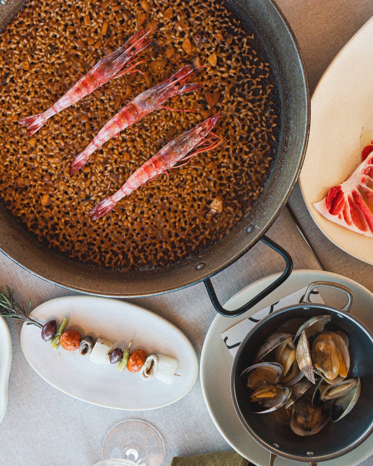 Arroz con gamba roja, mejillones y brochetas vistos desde arriba