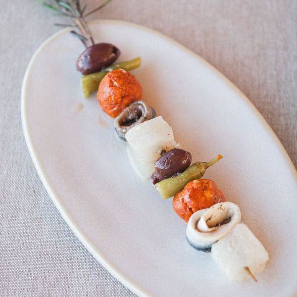 Brocheta de encurtidos y marisco